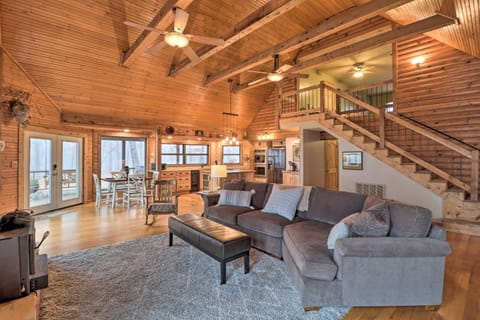 Charming Cabin with Hot Tub, Fire Pit and Views! House in Buffalo River