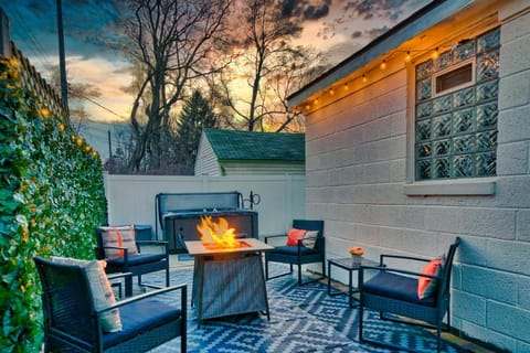 Beautiful Modern home with all year use HOT TUB, Pool table, Game room, & Propane fire pit!! Maison in Ferndale
