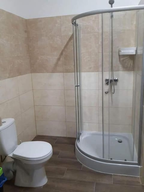 Shower, Toilet