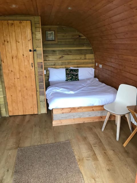 Crabmill Glamping with hot tub Camping /
Complejo de autocaravanas in Wyre Forest District