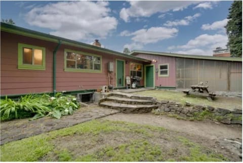 Redwood home on the Majestic Eel River (Pet friendly) Casa in Rio Dell