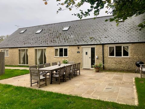 Property building, Patio, Day, Garden, Dining area, Garden view