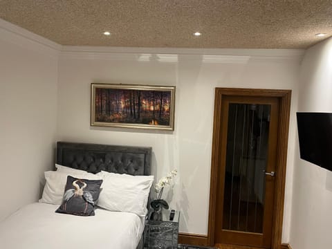 TJ Homes - Luxury Studio Suite with Garden View - Next to tube station London Bed and Breakfast in Pinner