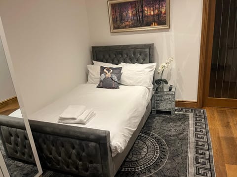 TJ Homes - Luxury Studio Suite with Garden View - Next to tube station London Chambre d’hôte in Pinner