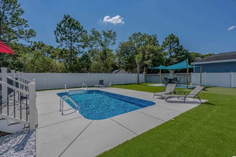 Immaculate Home With Putting Green and Private Pool! Pet Friendly 6 Bedroom- 4 Bath Duplex A&B House in North Myrtle Beach