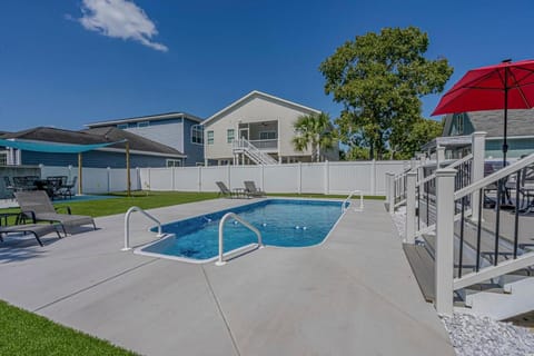 Immaculate Home With Putting Green and Private Pool! Pet Friendly 6 Bedroom- 4 Bath Duplex A&B House in North Myrtle Beach