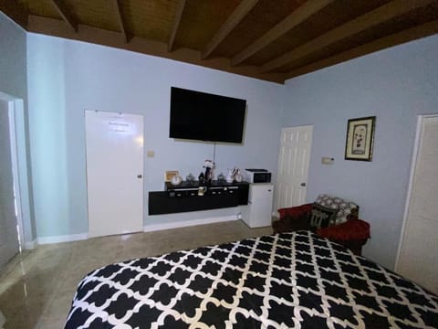 Portmore - Cheerful Private Bedroom with Fan only or AC - Choose your room Bed and Breakfast in Portmore