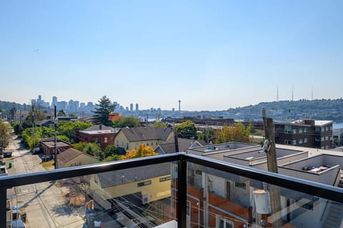 Seattle Urban Village- San Juan- Roof top view deck Condo in Lake Union