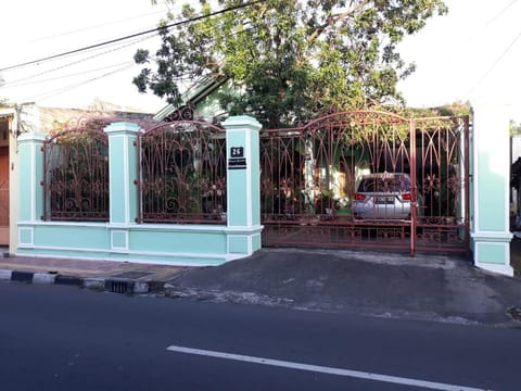 Rumah Gamelan Syariah Guest House Jogja Bed and Breakfast in Yogyakarta