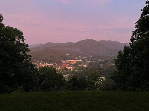 2 Bedroom Apartment overlooks WCU and Cullowhee NC - Smoke and Pet free Apartment in Cullowhee