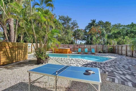 AQUA-OASIS-PRIVATE HOME W/HEATED POOL/HOT-TUB_NEAR_BEACH & LAS OLAS.HUGE-BACKYARD. House in Fort Lauderdale