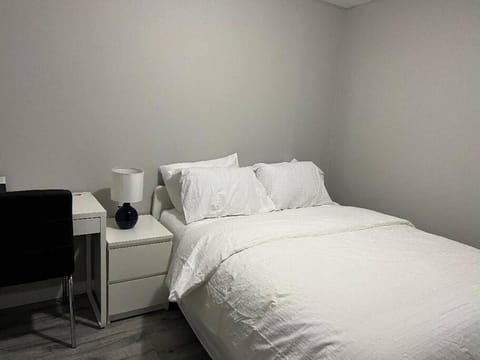 Cozy Modern and Lavish 3 Bedroom Basement Suite Condominio in Winnipeg