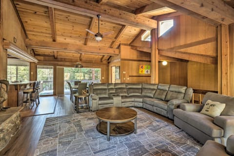 Tahoe City Home with Hot Tub - 1 Mi to Beach Casa in Tahoe City