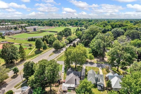Cheerful Midtown home with view of Rhodes College House in Memphis