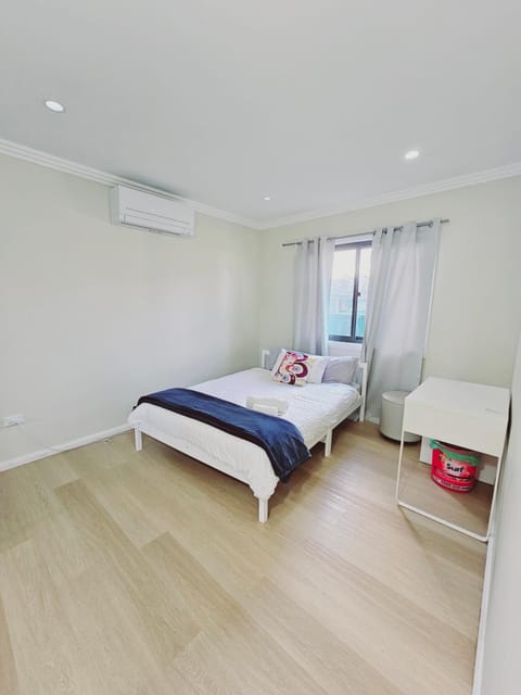 Bed, Dining area, air conditioner