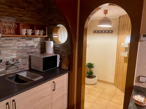 Kitchen or kitchenette, minibar