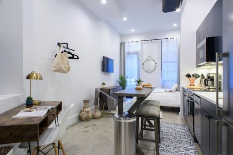 3-2 NEW Prime E Village Private outdoor! House in East Village