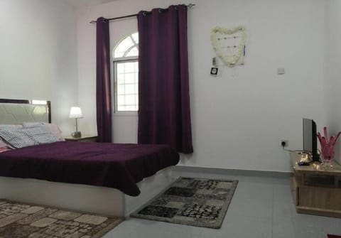 Bed, TV and multimedia, Bedroom