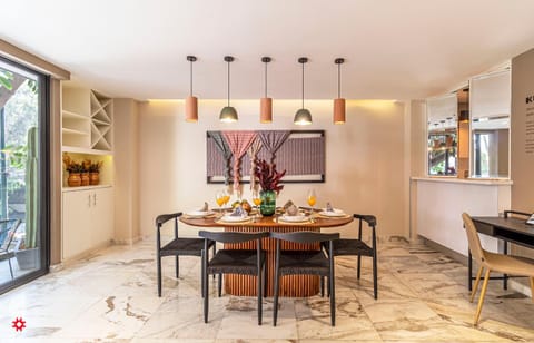 Kitchen or kitchenette, Dining area