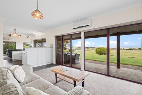 Sea Breeze - Spacious home with lovely ocean views Condo in Port Elliot