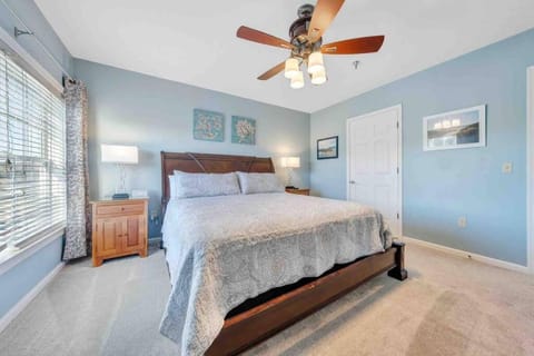 Lovely 1 king bedroom spacious on-site restaurant Copropriété in Smith Mountain Lake