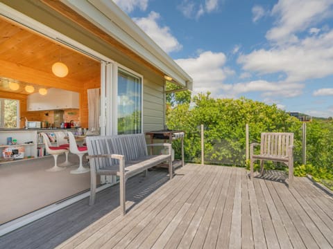 Onemana Lookout - Onemana Holiday Home House in Whangamatā