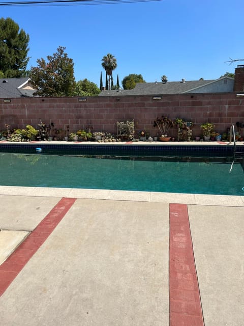 Luxury Oasis Home w/Pool Near CSUN-6 Guests House in North Hills