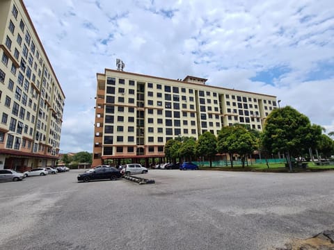 Nur Ahmad FAMILYHOMESTAY BUKIT BERUANG 4 ROOMS Full Apartment FREE WIFI & NETFLIX Condo in Malacca