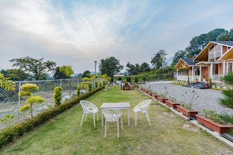 Property building, Day, Natural landscape, Garden, Seating area, Garden view, Seasons, Sunrise