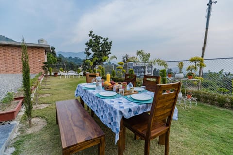 Day, Natural landscape, Garden, Food and drinks, Dining area, Food, Garden view, Time of day, Sunrise