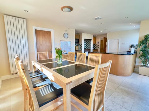 Dining area, kitchen