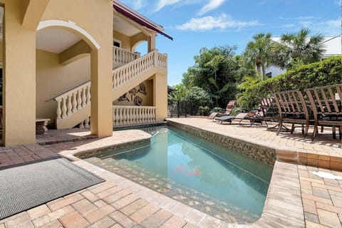 Pelican Nest Private Beach & Bay access & Pool Chalet in Manasota Key
