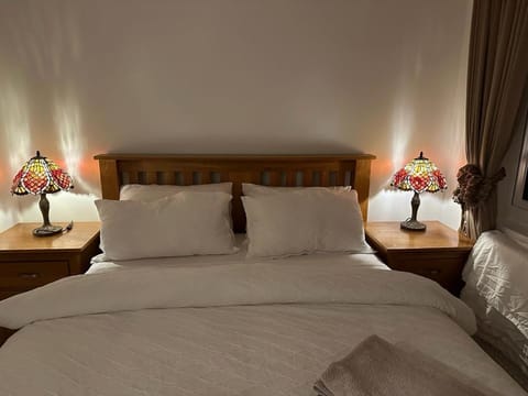 Premium flat! Enjoy luxurious white Egyptian bedding near Gants Hill Station, Ilford, London Condo in Ilford
