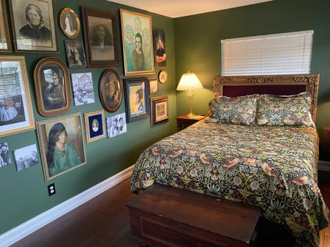 Phantom History House - Portrait Room Bed and Breakfast in Westchase