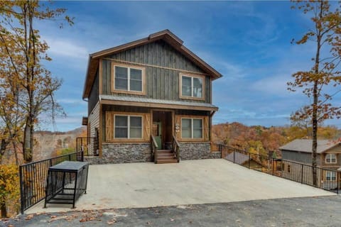 Blue Moon Ridge: Brand NEW Cabin! 5 bedrooms, pool/hot tub, theatre House in Pigeon Forge