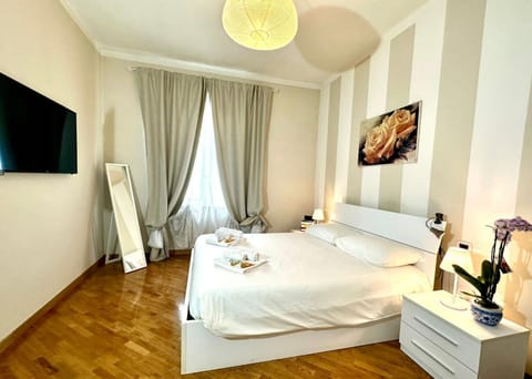 Bedroom, locker, towels