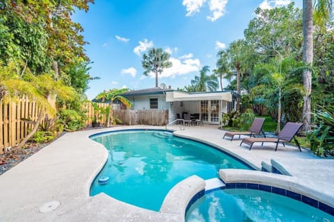 Wilton Tropical Oasis with Heated Pool and Hot Tub House in Oakland Park