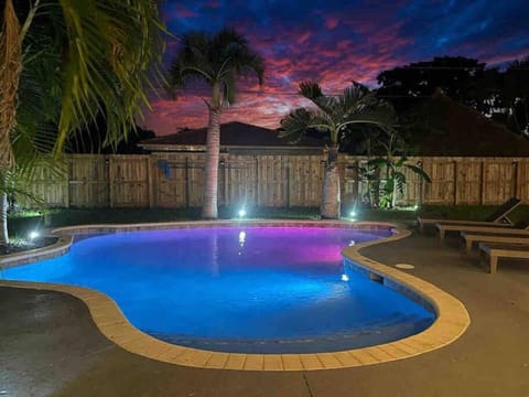 Delilas Chic 3 Bedroom 2 bath Abode with Heated Pool Maison in Deerfield Beach