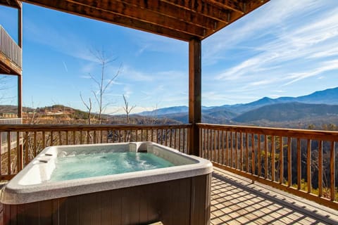 Majestic Overlook Hot Tub Theater Pool Table House in Gatlinburg