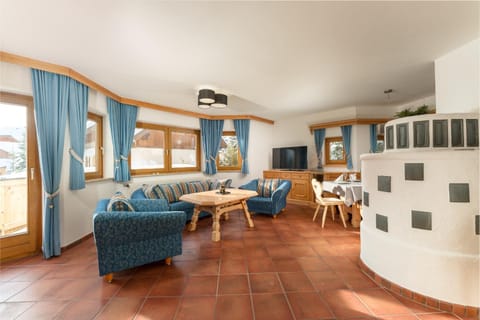 Communal lounge/ TV room, Living room, Seating area