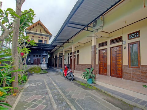 SPOT ON 91981 Diwi Homestay Hotel in Lingsar