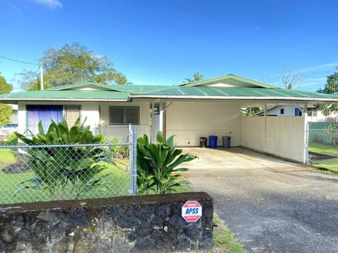 THE HILO HOMEBASE - Charming 3 Bedroom Hilo Home, with AC! House in Hilo