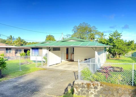 THE HILO HOMEBASE - Charming 3 Bedroom Hilo Home, with AC! House in Hilo