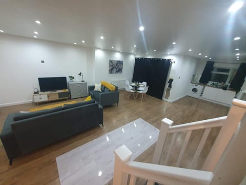 Communal lounge/ TV room, Living room, Photo of the whole room, Evening entertainment