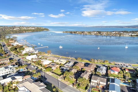 Neighbourhood, Bird's eye view, Lake view