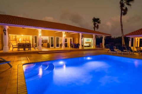 Ocean Front VillaDelMar-Beach Access-Private Pool-10 Guests- Chalet in Curaçao