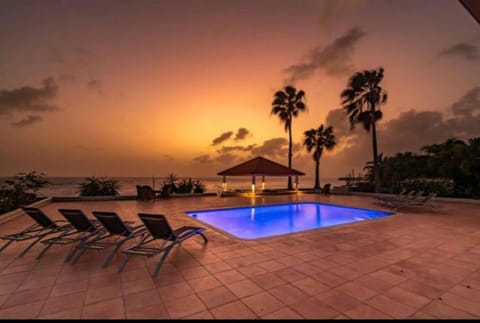 Ocean Front VillaDelMar-Beach Access-Private Pool-10 Guests- Chalet in Curaçao