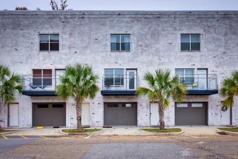 Walkable Downtown Apt with Game Room! Condo in Mobile