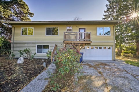 Lakefront Seattle Area House with Private Deck! Haus in Paine Lake Stickney