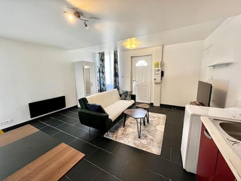 Studio avec terrasse et entrée privative. Apartment in Orléans